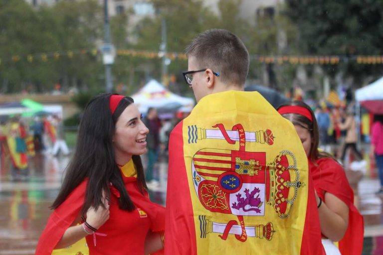 FOTOGRAFÍA. PASEO DE GRACIA Y PLAZA CATALUÑA DE BARCELONA (CATALUÑA) REINO DE ESPAÑA, 12 DE OCTUBRE DE 2024. Cataluña y los pueblos hispanos del resto de mundo, en su mayoría, los de hispanoamérica, han exhibido esta mañana y la tarde su orgullo hispano por las calles del centro de Barcelona, con el motivo del Día de la Hispanidad 2024 y Fiesta Nacional de España (12 Octubre), advirtiendo de la amenaza socialista en Hispanoamérica, a través de sus organizaciones criminales: el Foro de Sao Paulo y el Grupo de Pueblo. Se ha registrado una fuerte movilización de la militancia y simpatizantes del partido político VOX liderados por Ignacio Garriga Vaz de Conceiçao, secretario general y vicepresidente nacional de VOX además de presidente del grupo parlamentario en el Parlament de Cataluña; pero también, se ha podido comprobar la asistencia de simpatizantes y miembros de Ciutadans Partit de la Ciutadanía Ciudadanos (Cs) liderados por Joan García, coordinador de Cs en Cataluña; y del Partido Popular de Cataluña (PPC) liderados por Alejandro Fernández Álvarez, Presidente del Partido popular de Catalunya (PPC) además de presidente del Grupo Parlamentario en la cámara catalana. Lasvocesdelpueblo (Ñ Pueblo)