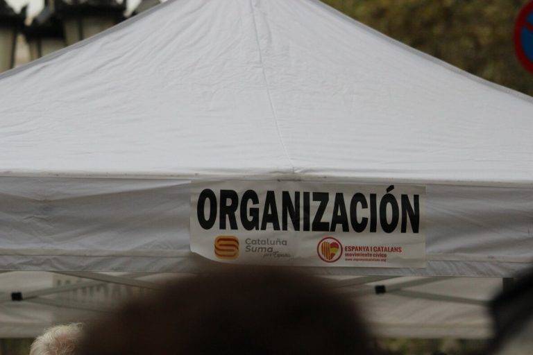 FOTOGRAFÍA. PASEO DE GRACIA Y PLAZA CATALUÑA DE BARCELONA (CATALUÑA) REINO DE ESPAÑA, 12 DE OCTUBRE DE 2024. Cataluña y los pueblos hispanos del resto de mundo, en su mayoría, los de hispanoamérica, han exhibido esta mañana y la tarde su orgullo hispano por las calles del centro de Barcelona, con el motivo del Día de la Hispanidad 2024 y Fiesta Nacional de España (12 Octubre), advirtiendo de la amenaza socialista en Hispanoamérica, a través de sus organizaciones criminales: el Foro de Sao Paulo y el Grupo de Pueblo. Se ha registrado una fuerte movilización de la militancia y simpatizantes del partido político VOX liderados por Ignacio Garriga Vaz de Conceiçao, secretario general y vicepresidente nacional de VOX además de presidente del grupo parlamentario en el Parlament de Cataluña; pero también, se ha podido comprobar la asistencia de simpatizantes y miembros de Ciutadans Partit de la Ciutadanía Ciudadanos (Cs) liderados por Joan García, coordinador de Cs en Cataluña; y del Partido Popular de Cataluña (PPC) liderados por Alejandro Fernández Álvarez, Presidente del Partido popular de Catalunya (PPC) además de presidente del Grupo Parlamentario en la cámara catalana. Lasvocesdelpueblo (Ñ Pueblo)