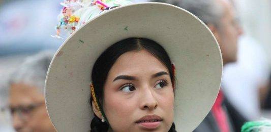 FOTOGRAFÍA. PASEO DE GRACIA Y PLAZA CATALUÑA DE BARCELONA (CATALUÑA) REINO DE ESPAÑA, 12 DE OCTUBRE DE 2024. En la imagen, una joven de los 3.000 efectivos que integran las 50 agrupaciones de bailes tradicionales hispanos de la fiesta de la Hispanidad hoy por las calles del centro de Barcelona. Cataluña y los pueblos hispanos del resto de mundo, en su mayoría, los de hispanoamérica, han exhibido esta mañana y la tarde su orgullo hispano por las calles del centro de Barcelona, con el motivo del Día de la Hispanidad 2024 y Fiesta Nacional de España (12 Octubre), advirtiendo de la amenaza socialista en Hispanoamérica, a través de sus organizaciones criminales: el Foro de Sao Paulo y el Grupo de Pueblo. Se ha registrado una fuerte movilización de la militancia y simpatizantes del partido político VOX liderados por Ignacio Garriga Vaz de Conceiçao, secretario general y vicepresidente nacional de VOX además de presidente del grupo parlamentario en el Parlament de Cataluña; pero también, se ha podido comprobar la asistencia de simpatizantes y miembros de Ciutadans Partit de la Ciutadanía Ciudadanos (Cs) liderados por Joan García, coordinador de Cs en Cataluña; y del Partido Popular de Cataluña (PPC) liderados por Alejandro Fernández Álvarez, Presidente del Partido popular de Catalunya (PPC) además de presidente del Grupo Parlamentario en la cámara catalana. Lasvocesdelpueblo (Ñ Pueblo)