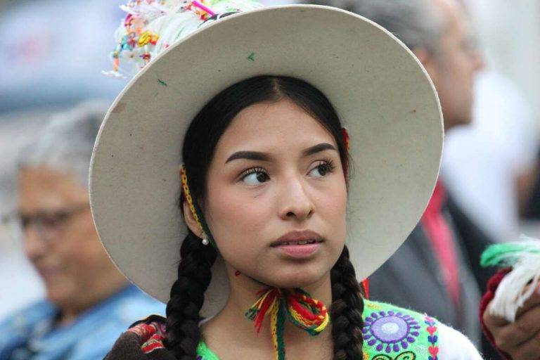 FOTOGRAFÍA. PASEO DE GRACIA Y PLAZA CATALUÑA DE BARCELONA (CATALUÑA) REINO DE ESPAÑA, 12 DE OCTUBRE DE 2024. En la imagen, una joven de los 3.000 efectivos que integran las 50 agrupaciones de bailes tradicionales hispanos de la fiesta de la Hispanidad hoy por las calles del centro de Barcelona. Cataluña y los pueblos hispanos del resto de mundo, en su mayoría, los de hispanoamérica, han exhibido esta mañana y la tarde su orgullo hispano por las calles del centro de Barcelona, con el motivo del Día de la Hispanidad 2024 y Fiesta Nacional de España (12 Octubre), advirtiendo de la amenaza socialista en Hispanoamérica, a través de sus organizaciones criminales: el Foro de Sao Paulo y el Grupo de Pueblo. Se ha registrado una fuerte movilización de la militancia y simpatizantes del partido político VOX liderados por Ignacio Garriga Vaz de Conceiçao, secretario general y vicepresidente nacional de VOX además de presidente del grupo parlamentario en el Parlament de Cataluña; pero también, se ha podido comprobar la asistencia de simpatizantes y miembros de Ciutadans Partit de la Ciutadanía Ciudadanos (Cs) liderados por Joan García, coordinador de Cs en Cataluña; y del Partido Popular de Cataluña (PPC) liderados por Alejandro Fernández Álvarez, Presidente del Partido popular de Catalunya (PPC) además de presidente del Grupo Parlamentario en la cámara catalana. Lasvocesdelpueblo (Ñ Pueblo)