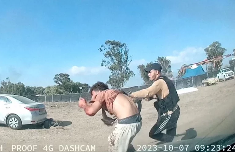 FOTOGRAFÍA. KIBUTZ DEL SUR DE ISRAEL (FESTIVAL DE MÚSICA NOVA), 07 DE OCTUBRE DE 2024. En la imagen un verdugo terrorista nazi fascista antisemita yihadista palestino de Hamás o Jihad Islámica Palestina (YIP)  con un joven civil israelí cuyo futuro se echará a la suerte entre morir o rehén. Los grupos nazis fascistas antisemitas palestinos se infiltraron en Israel por aire, tierra y mar, matando a más de 1.200 personas y tomando a 251 israelíes como rehenes. captura vídeo de los asesinos difundido en redes sociales/Lasvocesdelpueblo (Ñ Pueblo)