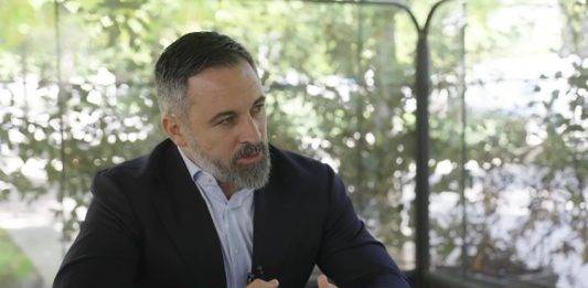 FOTOGRAFÍA. MADRID (REINO DE ESPAÑA), 07 DE OCTUBRE DE 2024. Madrid (Reino de España), lunes 7 de octubre de 2024 (Lasvocesdelpueblo).- El presidente de VOX y líder opositor español, Santiago Abascal Conde, ha valorado la actualidad política nacional del Reino de España, comunitaria (Unión Europea, UE), en el Oriente Medio y en el resto del planeta tierra en una entrevista que publica el diario español "El Mundo" este lunes, de la que Lasvocesdelpueblo recoge los principales titulares: Inmigración ilegal descontrolada invasora, Ley Mordaza/Ley de Seguridad Ciudadana, los Presupuestos de gobiernos autonómicos en minorías de la derechista cobarde estafadora socialismo azul Partido popular (PP), Isabel Ayuso se disfraza de VOX pero forma parte de la estafa de calle Génova 12 de Madrid, los casos de corrupción y estafa con criptomonedas del líder de Se Acabó La Fiesta (SALF), Luís Pérez Fernández (Alvise Pérez), Israel tiene derecho y deber de defenderse de la agresión del 7 Octubre". Captura vídeo del diario El Mundo sobre entrevista del líder opositor español santiago Abascal Conde/Lasvocesdelpueblo (Ñ Pueblo) 