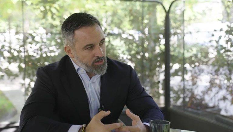 FOTOGRAFÍA. MADRID (REINO DE ESPAÑA), 07 DE OCTUBRE DE 2024. Madrid (Reino de España), lunes 7 de octubre de 2024 (Lasvocesdelpueblo).- El presidente de VOX y líder opositor español, Santiago Abascal Conde, ha valorado la actualidad política nacional del Reino de España, comunitaria (Unión Europea, UE), en el Oriente Medio y en el resto del planeta tierra en una entrevista que publica el diario español "El Mundo" este lunes, de la que Lasvocesdelpueblo recoge los principales titulares: Inmigración ilegal descontrolada invasora, Ley Mordaza/Ley de Seguridad Ciudadana, los Presupuestos de gobiernos autonómicos en minorías de la derechista cobarde estafadora socialismo azul Partido popular (PP), Isabel Ayuso se disfraza de VOX pero forma parte de la estafa de calle Génova 12 de Madrid, los casos de corrupción y estafa con criptomonedas del líder de Se Acabó La Fiesta (SALF), Luís Pérez Fernández (Alvise Pérez), Israel tiene derecho y deber de defenderse de la agresión del 7 Octubre". Captura vídeo del diario El Mundo sobre entrevista del líder opositor español santiago Abascal Conde/Lasvocesdelpueblo (Ñ Pueblo) 