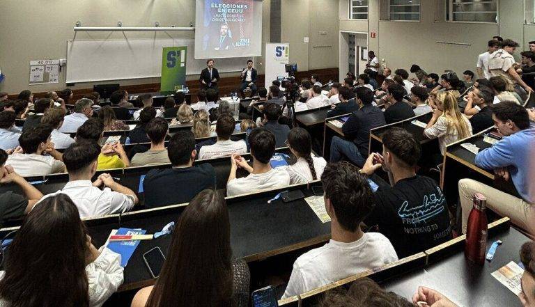 FOTOGRAFÍA. BARCELONA (REINO DE ESPAÑA), 16 DE OCTUBRE DE 2024. El exportavoz del Grupo Parlamentario de VOX en el Congreso de los Diputados, Iván Espinosa de los Monteros y de Simón imparte la conferencia "Elecciones EEUU. ¿Hacia dónde se dirige Occidente?", moderada y presentada por los miembros de la asociación organizadora S'ha Acabat!, por Víctor Alonso y Elio Acevo, respectivamente, en el edificio "Roger de Llúria" del Campus Ciutatella de la Universitat Pompeu Fabra (UPF) de Barcelona; un acto que también ha contado con la asistencia de la presidente de S'!, Andrea Llopart Gonzalo; y del vicepresidente de la entidad, Hugo González Escarpa. Lasvocesdelpueblo (Ñ Pueblo)