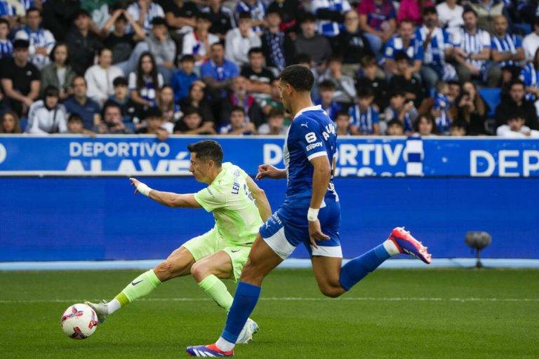 FOTOGRAFÍA.- VITORIA (LAS VASCONGADAS) REINO DE ESPAÑA, 06 DE OCTUBRE DE 2024. Liderato del FC Barcelona ante Alavés (0-3). El delantero polaco del FC Barcelona Robert Lewandowski (i) dispara a puerta ante el Alavés durante el partido de la novena jornada de Liga entre Alavés y Barcelona en el estadio de Mendizorrotza de Vitoria. Efe