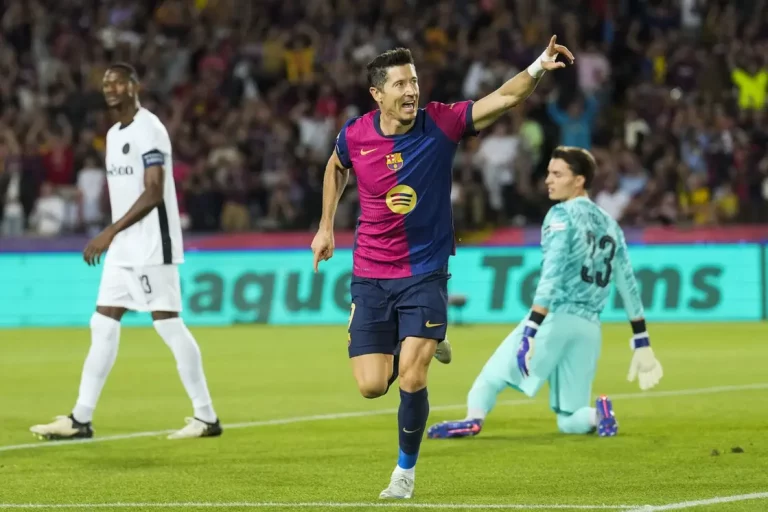 FOTOGRAFÍA. BARCELONA (REINO DE ESPAÑA), 01 DE OCTUBRE DE 2024. El delantero del Barcelona Robert Lewandowski celebra su gol, primero del equipo blaugrana, durante el encuentro de la Liga de Campeones ante el Young Boys en el Estadio Olímpico Lluís Companys. Efe