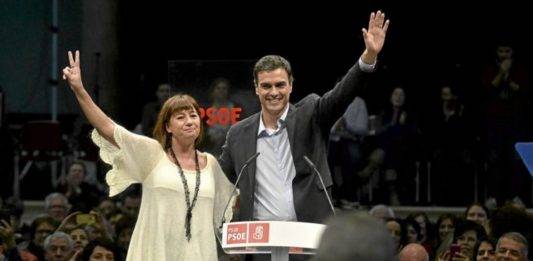 FOTOGRAFÍA. PALMA DE MALLORCA (ISLAS BALEARES) REINO DE ESPAÑA, AÑO 2016. El secretario general del PSOE y candidato a la presidencia del Gobierno de España, Pedro Sánchez Pérez-Castejón (d) junto a la líder socialista regional, Francesca Lluc Armengol Socías (Francina Armengol) (i), durante el acto del PSOE en Palma. Efe