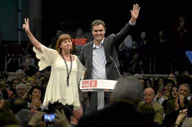 FOTOGRAFÍA. PALMA DE MALLORCA (ISLAS BALEARES) REINO DE ESPAÑA, AÑO 2016. El secretario general del PSOE y candidato a la presidencia del Gobierno de España, Pedro Sánchez Pérez-Castejón (d) junto a la líder socialista regional, Francesca Lluc Armengol Socías (Francina Armengol) (i), durante el acto del PSOE en Palma. Efe