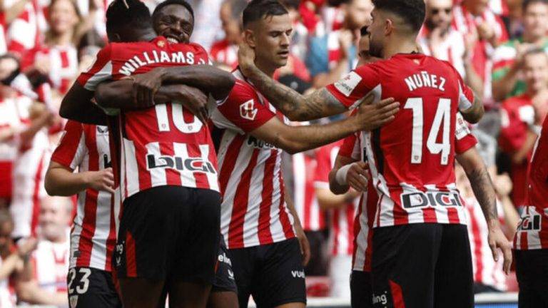 FOTOGRAFÍA. SAN BILBAO (LAS VASCONGADAS) REINO DE ESPAÑA, 19 DE OCTUBRE DE 2024. El delantero del Athletic Club Iñaki Williams (izda, detrás) es felicitado por su hermano, el también delantero Nico Williams (izda, delante) después de marcar el 2-0 ante el Espanyol, este sábado en el estadio de San Mamés en Bilbao. Efe