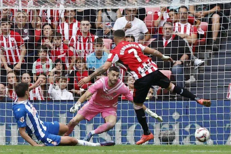 FOTOGRAFÍA. BILBAO (LAS VASCONGADAS) REINO DE ESPAÑA, 19 DE OCTUBRE DE 2024. El mediapunta del Athletic Álex Berenguer (d) anota un gol durante el partido de LaLiga EA Sports entre el Athletic Club y el Espanyol, en el estadio de San Mamés en Bilbao. Efe