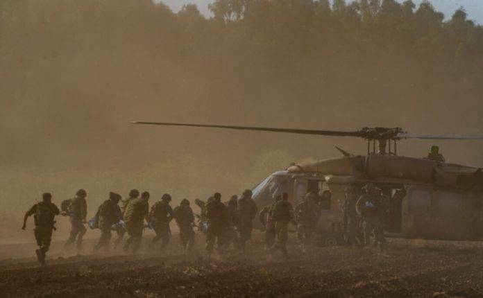 Bajas guerra Líbano, 440 miembros de Hezbollah y 9 muchachos nuestros de israel (2) FOTOGRAFÍA. ZONA MILITARIZADA Y DE GUERRA DEL SUR DEL LÍBANO, FRONTERA CON EL NORTE DE ISRAEL, SEMANA DEL 3 DE OCTUBRE DE 2025. varios efectivos de las Fuerzas de Defensa de Israel (FDI) evacuando a los caídos y herido en el frente de la operación terrestre contra los grupos nazis fascistas islamistas chiíes antisemita del Grupo Hezbolá (Hezbollah). Israel ya registra un total de 8 bajas en el sur del Líbano más 2 bajas en una Base Militar del país judío en el Golán (dentro de Israel) a causa del impacto de un drone lanzado por el enemigo antisemita nazi fascista desde Irak mientras desde las fuerzas del mal, las FDI han podido contabilizar hasta 440 terroristas antisemitas nazi fascistas chiíes eliminados en combate (bombardeos de la Fuerza Aérea de Israel (FAI) y operación Terrestre). Crédito del Tzáhal de israel/Lasvocesdelpueblo (Ñ pueblo)