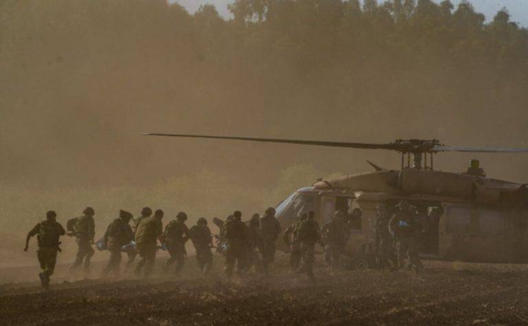 FOTOGRAFÍA. ZONA MILITARIZADA Y DE GUERRA DEL SUR DEL LÍBANO, FRONTERA CON EL NORTE DE ISRAEL, SEMANA DEL 3 DE OCTUBRE DE 2025. varios efectivos de las Fuerzas de Defensa de Israel (FDI) evacuando a los caídos y herido en el frente de la operación terrestre contra los grupos nazis fascistas islamistas chiíes antisemita del Grupo Hezbolá (Hezbollah). Israel ya registra un total de 8 bajas en el sur del Líbano más 2 bajas en una Base Militar del país judío en el Golán (dentro de Israel) a causa del impacto de un drone lanzado por el enemigo antisemita nazi fascista desde Irak mientras desde las fuerzas del mal, las FDI han podido contabilizar hasta 440 terroristas antisemitas nazi fascistas chiíes eliminados en combate (bombardeos de la Fuerza Aérea de Israel (FAI) y operación Terrestre). Crédito del Tzáhal de israel/Lasvocesdelpueblo (Ñ pueblo)