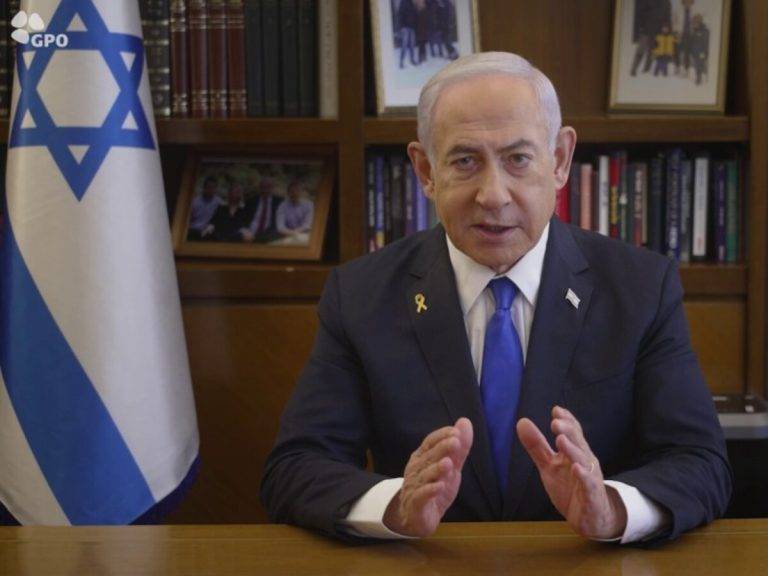 FOTOGRAFÍA. JERUSALÉN (ISRAEL), 13 DE OCTUBRE DE 2024. Bibi: "Con la ayuda de Dios tendremos éxito" y "tengan un buen año y G'mar chatima tova". El Primer Ministro de israel, Bibi (Benjamin Netanyahu), durante una declaración institucional este domingo, 13 de octubre de 2024 sobre las últimas horas de la guerra contra terrorismo que está dando la Tierra Santa en el Medio Oriente por la libertad dle Occidente. Oficina Primer Ministro/Lasvocesdelpueblo (Ñ Pueblo)