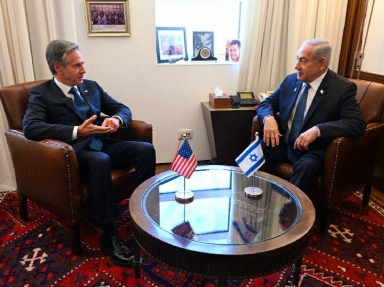 FOTOGRAFÍA. JERUSALÉN (ISRAEL), 22 DE OCTUBRE DE 2024. El primer ministro de israel, Bibi (Benjamin Netanyahu) (d), se reúne con el secretario de Estado de Estados Unidos de América, Antony Blinken (i), en la Oficina del Primer ministro en Jerusalén, capital del Estado de Israel. Oficina Primer Ministro de Israel/Lasvocesdelpueblo (Ñ pueblo)