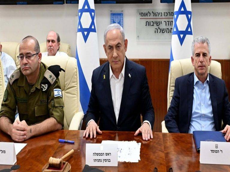 JERUSALÉN (ISRAEL), 01 DE OCTUBRE DE 2024. El primer ministro Benjamin Netanyahu (Bibi), hoy, al inicio de la reunión del Gabinete de Seguridad tras el intento de masacre de civiles israelíes perpetrado por la República Islámica de Irán con 181 misiles balísticos y drones. Oficina Primer Ministro de Israel/Lasvocesdelpueblo (Ñ Pueblo)