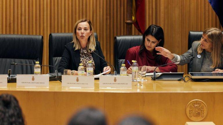 FOTOGRAFÍA. MADRID (ESPAÑA), 08 DE OCTUBRE DE 2024. La portavoz de VOX en la comisión de Juventud e Infancia, Blanca Armario González, ha participado este martes en el acto organizado en el Congreso de los Diputados con motivo del Día Internacional de la Niña. Tras denunciar la complicidad del socialismo y comunismo con el Islam Radical, y a pesar de solo llevar hablando unos tres minutos de los cinco que Armario podía intervenir, la moderadora del acto, Mónica Carrillo Martínez, ha interrumpido a la diputada de VOX para pedirle que finalizara su discurso. Lasvocesdelpueblo (Ñ Pueblo)