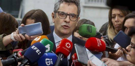 FOTOGRAFÍA. MADRID (REINO DE ESPAÑA), 07 D EOCTUBRE DE 2024. El ministro de la Presidencia, Justicia y Relaciones con las Cortes, Félix Bolaños, atiende a los medios de comunicación este lunes tras mantener un encuentro con la presidenta del Consejo General del Poder Judicial (CGPJ), Isabel Perelló. Efe