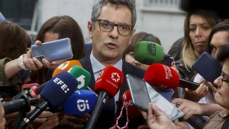 FOTOGRAFÍA. MADRID (REINO DE ESPAÑA), 07 D EOCTUBRE DE 2024. El ministro de la Presidencia, Justicia y Relaciones con las Cortes, Félix Bolaños, atiende a los medios de comunicación este lunes tras mantener un encuentro con la presidenta del Consejo General del Poder Judicial (CGPJ), Isabel Perelló. Efe