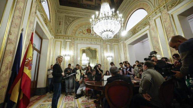 FOTOGRAFÍA. MADRID (REINO DE ESPAÑA), 28/10/2024.- La líder de la coalición electoral feminista y progresista de ideología ultraizquierda SUMAR y vicepresidente del Gobierno de España, Yolanda Díaz Pérez, durante la reunión del grupo parlamentario Sumar este lunes, en el Congreso de los Diputados, tras el terremoto causado por la abrupta marcha del Grupo ultra como portavoz parlamentario de Íñigo Errejón Galván por denuncias de violencia machista, en una jornada en la que la plana mayor de Más Madrid ha comparecido por primera vez para dar explicaciones y ha garantizado que si hubieran sabido que era un agresor habrían ido a denunciarlo a la comisaría, reconociendo que sí sabía que el depredador sexual líder de su partido hacía una "terapia", aunque no ha dicho nada sobre el motivo de la "terapia"; algo muy sorprendente dado que ha llegado a cargar contra Errejón por no pactar el comunicado de su renuncia con ella. En ese Comunicado Errejón deja claro que lleva mucho años en "contradicciones". Efe