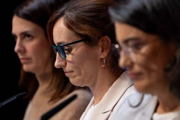 FOTOGRAFÍA. MADRID (REINO DE ESPAÑA), 28 DE OCTUBRE DE 2024. Las coportavoces de la formación de ultraizquierda regional en la Comunidad de Madrid, Más Madrid —partido feminista y progresista que lideraba el dimitido supuesto depredador sexual portavoz de la alianza de las ultraizquierda progresistas y feminista SUMAR en el Congreso de los Diputados y cofundador del principal partido de las izquierdas radicales, Podemos, Íñigo Errejón Galván—, Mónica García Gómez (c), Manuela Bergerot Unca (d) y Rita Maestre Fernández (i), durante la rueda de prensa ofrecida este lunes en Madrid sobre el Caso de Agresiones Sexuales y Violencia Machista perpetradas por su jefe Íñigo Errejón Galván contra varias mujeres de izquierdas, víctimas que se han levantado y están denunciando unos ataques sexuales que Más Madrid, Sumar y Podemos habían tenido conocimiento desde antes de 2023 cuando aparecieron las primeras denuncias públicas pero optaron por negociar, acordar el silencia y tapar. Efe