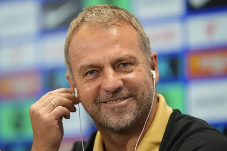 FOTOGRAFÍA. SANT JOAN DESPÍ (BARCELONA) REINO DE ESPAÑA, 25 DE OCTUBRE DE 2024. El entrenador del FC Barcelona, el alemán Hansi Flick, durante la rueda de prensa ofrecida tras el entrenamiento realizado este mediodía en la ciudad deportiva Joan Gamper de Sant Joan Despí (Barcelona), de cara al partido de la Liga que jugarán mañana frente al Real Madrid. Efe