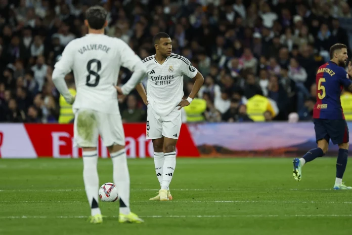 Clásico Real Madrid vs FC Barcelona, 0-4, el Barça atropella al Real Madrid en el Santiago Bernabéu FOTOGRAFÍA. MADRID (REINO DE ESPAÑA), 26 DE OCTUBRE DE 2024. El delantero francés del Real Madrid Kylian Mbappé reacciona tras recibir un gol del delantero polaco del FC Barcelona Robert Lewandowski, durante el partido de la jornada 11 de LaLiga EA Sports entre el Real Madrid y el FC Barcelona, este sábado en el estadio Santiago Bernabéu, en Madrid. Efe