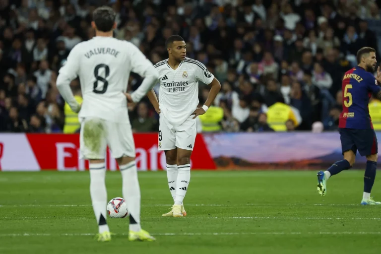 FOTOGRAFÍA. MADRID (REINO DE ESPAÑA), 26 DE OCTUBRE DE 2024. El delantero francés del Real Madrid Kylian Mbappé reacciona tras recibir un gol del delantero polaco del FC Barcelona Robert Lewandowski, durante el partido de la jornada 11 de LaLiga EA Sports entre el Real Madrid y el FC Barcelona, este sábado en el estadio Santiago Bernabéu, en Madrid. Efe