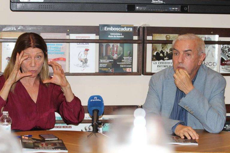 FOTOGRAFÍA. BARCELONA (REINO DE ESPAÑA), 22 DE OCTUBRE DE 2024. La primera emisión del Programa "Verdades Lisas: Exigencias Rotundas", que presenta la activista, vicepresidencia de la «Asociación de Profesores por el Bilingüismo» (APB) y fundadora de la «Asociación de Mujeres por la Igualdad» (AMPI), María José Ibáñez Rodríguez, ha empezado esta tarde con la conferencia: "El 12 de Octubre: el Nacimiento de un Imperio Generador", con como ponente el biólogo, doctor en filosofía y catedrático de Instituto, Josep Alsina Calvés, en la sede de la Asociación Cultural Empel (Club Empel), ubicada en la calle del Campo, distrito de Sarrià-Sant Gervasi (ciudad de Barcelona). Lasvocesdelpueblo (Ñ Pueblo)
