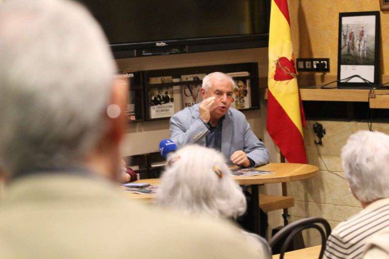 FOTOGRAFÍA. BARCELONA (REINO DE ESPAÑA), 22 DE OCTUBRE DE 2024. La primera emisión del Programa "Verdades Lisas: Exigencias Rotundas", que presenta la activista, vicepresidencia de la «Asociación de Profesores por el Bilingüismo» (APB) y fundadora de la «Asociación de Mujeres por la Igualdad» (AMPI), María José Ibáñez Rodríguez, ha empezado esta tarde con la conferencia: "El 12 de Octubre: el Nacimiento de un Imperio Generador", con como ponente el biólogo, doctor en filosofía y catedrático de Instituto, Josep Alsina Calvés, en la sede de la Asociación Cultural Empel (Club Empel), ubicada en la calle del Campo, distrito de Sarrià-Sant Gervasi (ciudad de Barcelona). Lasvocesdelpueblo (Ñ Pueblo)