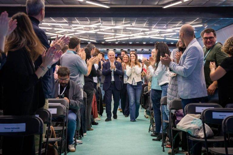 FOTOGRAFÍA. CALELLA (BARCELONA) REINO DE ESPAÑA/WATERLOO (BÉLGICA),SÁBADO 26 Y DOMINGO 27 DE OCTUBRE DE 2024. Congreso derecha separatista Junts per Catalunya (JxCaT) en Calella | La Ejecutiva liderada por Carles Puigdemont Casamajó y Jordi Turull Negre, presidente y secretario general, respectivamente, sale elegida con el 90% de los votos. La militancia de JxCat aprueba las ponencias de su Congreso "casi por unanimidad". "De este Congreso sale un partido consolidado" y que "ahora nos corresponde demostrar que somos la alternativa, hoy debe ser el primer día de la reanudación, termina el Congreso de Junts y comienza la ofensiva por Cataluña", aseguró el secretario general de esta organización de la antiEspaña. Lasvocesdelpueblo (Ñ Pueblo)