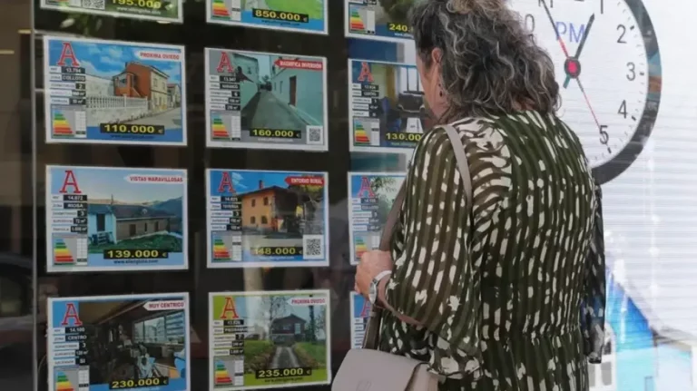 FOTOGRAFÍA. REINO DE ESPAÑA, 26 DE AGOSTO DE 2024. Detalle de de una mujer delante del escaparate de una agencia inmobiliaria. Efe