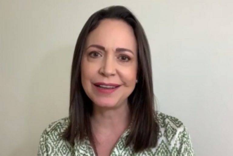 FOTOGRAFÍA. CARACAS (VENEZUELA), 01 DE OCTUBRE DE 2024. La líder opositora antichavista, María Corina Machado Parisca, es registrada este martes, 1 de octubre de 2024, durante una declaración institucional sobre los últimos bulos de la dictadura comunista lanzados directamente por parte del presidente en funciones de la República Bolivariana de Venezuela, el dictador comunista Nicolás Maduro moros, quien desea tener a los principales líderees opositores ganadores de las elecciones presidenciales del pasado 28 de julio de 2024 o en prisión o en el exilio. Captura vídeo declaraciones institucionales de María Corina Machado Parisca/lasvocesdelpueblo (Ñ Pueblo)