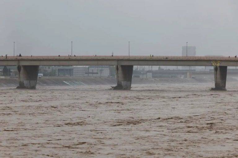 FOTOGRAFÍA. TÚRIA (VALENCIA) COMUNIDAD VALENCIANA (REINO DE ESPAÑA), 30 DE OCTUBRE DE 2024. Vista general del nuevo cauce del Turia repleto de agua a causa de la gota fría que sufre la Comunitat Valenciana, la peor de este siglo XXI, comparable a las vividas en 1987 y en 1982, la de la ‘Pantanada de Tous'. Efe