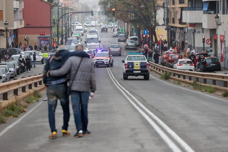 FOTOGRAFÍA. BARRIO DE LA TORRE DE VALENCIA (VALENCIA) COMUNIDAD VALENCIANA (REINO DE ESPAÑA), 30 DE OCTUBRE DE 2024. Dos personas abandonan el barrio de La Torre de Valencia, uno de los barrios periféricos de la zona sur que sufre inundaciones a causa de las fuertes lluvias de las últimas horas. Efe