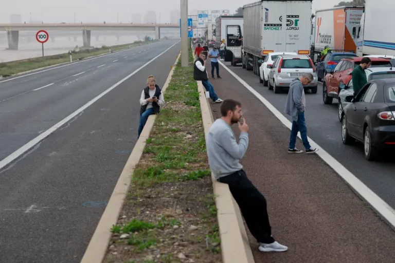 FOTOGRAFÍA. TÚRIA (VALENCIA) COMUNIDAD VALENCIANA (REINO DE ESPAÑA), 30 DE OCTUBRE DE 2024. Conductores aguardan junto a sus vehículos en la V-30 junto al nuevo cauce del Turia de Valencia, durante la mañana de este miércoles en la que la red principal de carreteras permanece cortada en varios puntos. Efe