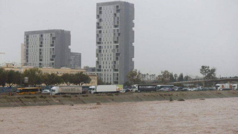 FOTOGRAFÍA. BARRIO DE LA TORRE DE VALENCIA (VALENCIA) COMUNIDAD VALENCIANA (REINO DE ESPAÑA), 30 DE OCTUBRE DE 2024. Vista general del nuevo cauce del Turia este miércoles junto a la V-30 atascada a su paso por el barrio de La Torre de Valencia, uno de los barrios periféricos de la zona sur que sufre inundaciones a causa de las fuertes lluvias de las últimas horas. Efe