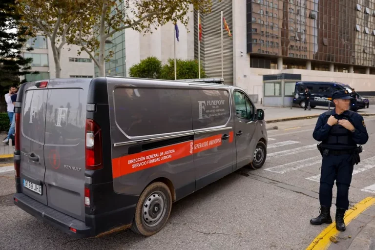 FOTOGRAFÍA. VALENCIA (VALENCIA) COMUNIDAD VALENCIANA (REINO DE ESPAÑA, 30 DE OCTUBRE DE 2024. Un vehículo del retén fúnebre llega al Instituto de Medicina Legal de Valencia. Las redes, de nuevo más sociales que nunca; son otra vez el espejo de la desesperación y el sufrimiento, también de la solidaridad, que están desencadenando las lluvias torrenciales durante las últimas horas en varias comunidades autónomas. "07:28 horas. Hay un hombre muerto en mi casa. Necesito ayuda. Orba 10-19 de Benetússer. Estoy con dos niños y dos personas mayores. Una de ellas sin movilidad". Es el grito desesperado de una mujer que refleja la angustia que se vive en muchos lugares; el vídeo que acompaña su clamor muestra unas calles completamente arrasadas por el paso del agua. Pero el hilo que se sucede a continuación rebosa palabras de ánimo y de solidaridad. "No estáis solos"; "la ayuda va en camino"; "ánimo, mantened la calma"; responden los ciudadanos, que hasta se ofrecen y piden el teléfono para poder hablar y trasladar verbalmente esos mensajes de apoyo mientras llega la ayuda a decenas de lugares. Una Depresión Aislada en Niveles Altos (DANA) tras fuertes lluvias torrenciales y golpear muy fuertemente al reino de España, con epicentro en la provincia de Valencia (Comunidad Valenciana) donde se ha registrado al 92 muertos y con menos dureza en la provincia de Málaga (Andalucía) y en la región de Castilla-La Mancha. La devastación de los efectos de la dana que arrasó este martes la provincia de Valencia deja decenas de personas fallecidas -70 contabilizadas hasta las 16.00 horas-, la angustia de quienes no pueden contactar con sus familiares desde ayer e imágenes desoladoras de la destrucción que han dejado a su paso las inundaciones. En medio de la tragedia, que ha llevado a activar el protocolo de Múltiples Víctimas para identificar a los fallecidos, las autoridades combaten este miércoles un "nuevo enemigo": los bulos que alertan de supuestas evacuaciones, desbordamientos o la caída del 112, que interrumpen la labor de los servicios de emergencias. La ciudadanía de la provincia ha recibido a primera hora de esta mañana de nuevo en sus móviles un mensaje del sistema Es-Alert para evitar cualquier tipo de desplazamiento por las carreteras de la provincia, muchas de cuales permanecen cortadas e impiden todavía acceder a las zonas más afectadas. Efe