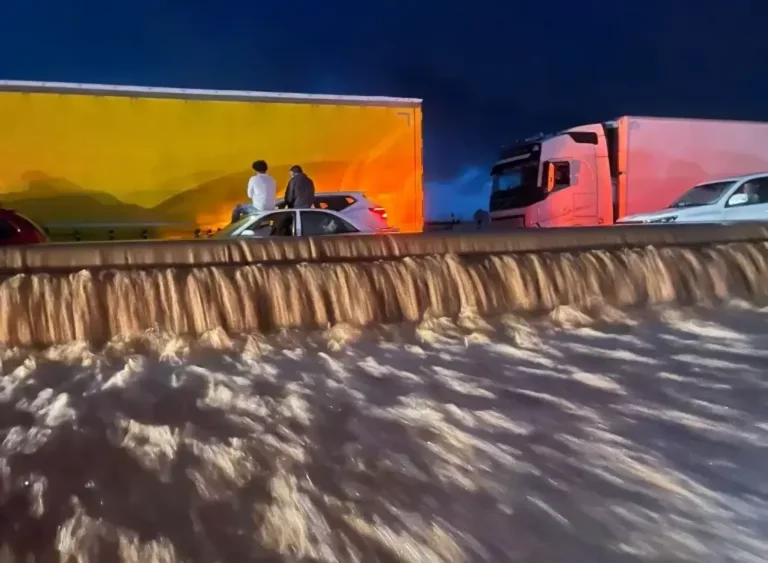 FOTOGRAFÍA. VALENCIA (VALENCIA) COMUNIDAD VALENCIANA (REINO DE ESPAÑA, 30 DE OCTUBRE DE 2024. Detalle de una imagen cedida a Efe de atrapados esta noches del martes 30 de octubre de 2024 en la autovía A-7 en Valencia. Una Depresión Aislada en Niveles Altos (DANA) tras fuertes lluvias torrenciales y golpear muy fuertemente al reino de España, con epicentro en la provincia de Valencia (Comunidad Valenciana) donde se ha registrado al 92 muertos y con menos dureza en la provincia de Málaga (Andalucía) y en la región de Castilla-La Mancha. La devastación de los efectos de la dana que arrasó este martes la provincia de Valencia deja decenas de personas fallecidas -70 contabilizadas hasta las 16.00 horas-, la angustia de quienes no pueden contactar con sus familiares desde ayer e imágenes desoladoras de la destrucción que han dejado a su paso las inundaciones. En medio de la tragedia, que ha llevado a activar el protocolo de Múltiples Víctimas para identificar a los fallecidos, las autoridades combaten este miércoles un "nuevo enemigo": los bulos que alertan de supuestas evacuaciones, desbordamientos o la caída del 112, que interrumpen la labor de los servicios de emergencias. La ciudadanía de la provincia ha recibido a primera hora de esta mañana de nuevo en sus móviles un mensaje del sistema Es-Alert para evitar cualquier tipo de desplazamiento por las carreteras de la provincia, muchas de cuales permanecen cortadas e impiden todavía acceder a las zonas más afectadas. Efe