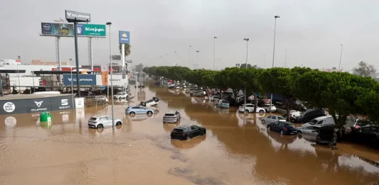 FOTOGRAFÍA. SEDAVÍ (VALENCIA) COMUNIDAD VALENCIANA (REINO DE ESPAÑA, 30 DE OCTUBRE DE 2024. Vista general del polígono industrial de Sedaví anegado a causa de las lluvias torrenciales. Las redes, de nuevo más sociales que nunca; son otra vez el espejo de la desesperación y el sufrimiento, también de la solidaridad, que están desencadenando las lluvias torrenciales durante las últimas horas en varias comunidades autónomas. "07:28 horas. Hay un hombre muerto en mi casa. Necesito ayuda. Orba 10-19 de Benetússer. Estoy con dos niños y dos personas mayores. Una de ellas sin movilidad". Es el grito desesperado de una mujer que refleja la angustia que se vive en muchos lugares; el vídeo que acompaña su clamor muestra unas calles completamente arrasadas por el paso del agua. Pero el hilo que se sucede a continuación rebosa palabras de ánimo y de solidaridad. "No estáis solos"; "la ayuda va en camino"; "ánimo, mantened la calma"; responden los ciudadanos, que hasta se ofrecen y piden el teléfono para poder hablar y trasladar verbalmente esos mensajes de apoyo mientras llega la ayuda a decenas de lugares. Una Depresión Aislada en Niveles Altos (DANA) tras fuertes lluvias torrenciales y golpear muy fuertemente al reino de España, con epicentro en la provincia de Valencia (Comunidad Valenciana) donde se ha registrado al 92 muertos y con menos dureza en la provincia de Málaga (Andalucía) y en la región de Castilla-La Mancha. La devastación de los efectos de la dana que arrasó este martes la provincia de Valencia deja decenas de personas fallecidas -70 contabilizadas hasta las 16.00 horas-, la angustia de quienes no pueden contactar con sus familiares desde ayer e imágenes desoladoras de la destrucción que han dejado a su paso las inundaciones. En medio de la tragedia, que ha llevado a activar el protocolo de Múltiples Víctimas para identificar a los fallecidos, las autoridades combaten este miércoles un "nuevo enemigo": los bulos que alertan de supuestas evacuaciones, desbordamientos o la caída del 112, que interrumpen la labor de los servicios de emergencias. La ciudadanía de la provincia ha recibido a primera hora de esta mañana de nuevo en sus móviles un mensaje del sistema Es-Alert para evitar cualquier tipo de desplazamiento por las carreteras de la provincia, muchas de cuales permanecen cortadas e impiden todavía acceder a las zonas más afectadas. Efe