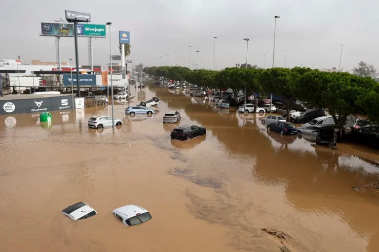 FOTOGRAFÍA. SEDAVÍ (VALENCIA) COMUNIDAD VALENCIANA (REINO DE ESPAÑA, 30 DE OCTUBRE DE 2024. Vista general del polígono industrial de Sedaví anegado a causa de las lluvias torrenciales. Las redes, de nuevo más sociales que nunca; son otra vez el espejo de la desesperación y el sufrimiento, también de la solidaridad, que están desencadenando las lluvias torrenciales durante las últimas horas en varias comunidades autónomas. "07:28 horas. Hay un hombre muerto en mi casa. Necesito ayuda. Orba 10-19 de Benetússer. Estoy con dos niños y dos personas mayores. Una de ellas sin movilidad". Es el grito desesperado de una mujer que refleja la angustia que se vive en muchos lugares; el vídeo que acompaña su clamor muestra unas calles completamente arrasadas por el paso del agua. Pero el hilo que se sucede a continuación rebosa palabras de ánimo y de solidaridad. "No estáis solos"; "la ayuda va en camino"; "ánimo, mantened la calma"; responden los ciudadanos, que hasta se ofrecen y piden el teléfono para poder hablar y trasladar verbalmente esos mensajes de apoyo mientras llega la ayuda a decenas de lugares. Una Depresión Aislada en Niveles Altos (DANA) tras fuertes lluvias torrenciales y golpear muy fuertemente al reino de España, con epicentro en la provincia de Valencia (Comunidad Valenciana) donde se ha registrado al 92 muertos y con menos dureza en la provincia de Málaga (Andalucía) y en la región de Castilla-La Mancha. La devastación de los efectos de la dana que arrasó este martes la provincia de Valencia deja decenas de personas fallecidas -70 contabilizadas hasta las 16.00 horas-, la angustia de quienes no pueden contactar con sus familiares desde ayer e imágenes desoladoras de la destrucción que han dejado a su paso las inundaciones. En medio de la tragedia, que ha llevado a activar el protocolo de Múltiples Víctimas para identificar a los fallecidos, las autoridades combaten este miércoles un "nuevo enemigo": los bulos que alertan de supuestas evacuaciones, desbordamientos o la caída del 112, que interrumpen la labor de los servicios de emergencias. La ciudadanía de la provincia ha recibido a primera hora de esta mañana de nuevo en sus móviles un mensaje del sistema Es-Alert para evitar cualquier tipo de desplazamiento por las carreteras de la provincia, muchas de cuales permanecen cortadas e impiden todavía acceder a las zonas más afectadas. Efe