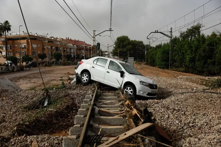 FOTOGRAFÍA. PICAÑA (VALENCIA) COMUNIDAD VALENCIANA (REINO DE ESPAÑA, 30 DE OCTUBRE DE 2024. Estado en el que se encuentran las vías del tren anegadas por las intensas lluvias en Picaña (Valencia). Las redes, de nuevo más sociales que nunca; son otra vez el espejo de la desesperación y el sufrimiento, también de la solidaridad, que están desencadenando las lluvias torrenciales durante las últimas horas en varias comunidades autónomas. "07:28 horas. Hay un hombre muerto en mi casa. Necesito ayuda. Orba 10-19 de Benetússer. Estoy con dos niños y dos personas mayores. Una de ellas sin movilidad". Es el grito desesperado de una mujer que refleja la angustia que se vive en muchos lugares; el vídeo que acompaña su clamor muestra unas calles completamente arrasadas por el paso del agua. Pero el hilo que se sucede a continuación rebosa palabras de ánimo y de solidaridad. "No estáis solos"; "la ayuda va en camino"; "ánimo, mantened la calma"; responden los ciudadanos, que hasta se ofrecen y piden el teléfono para poder hablar y trasladar verbalmente esos mensajes de apoyo mientras llega la ayuda a decenas de lugares. Una Depresión Aislada en Niveles Altos (DANA) tras fuertes lluvias torrenciales y golpear muy fuertemente al reino de España, con epicentro en la provincia de Valencia (Comunidad Valenciana) donde se ha registrado al 92 muertos y con menos dureza en la provincia de Málaga (Andalucía) y en la región de Castilla-La Mancha. La devastación de los efectos de la dana que arrasó este martes la provincia de Valencia deja decenas de personas fallecidas -70 contabilizadas hasta las 16.00 horas-, la angustia de quienes no pueden contactar con sus familiares desde ayer e imágenes desoladoras de la destrucción que han dejado a su paso las inundaciones. En medio de la tragedia, que ha llevado a activar el protocolo de Múltiples Víctimas para identificar a los fallecidos, las autoridades combaten este miércoles un "nuevo enemigo": los bulos que alertan de supuestas evacuaciones, desbordamientos o la caída del 112, que interrumpen la labor de los servicios de emergencias. La ciudadanía de la provincia ha recibido a primera hora de esta mañana de nuevo en sus móviles un mensaje del sistema Es-Alert para evitar cualquier tipo de desplazamiento por las carreteras de la provincia, muchas de cuales permanecen cortadas e impiden todavía acceder a las zonas más afectadas. Efe
