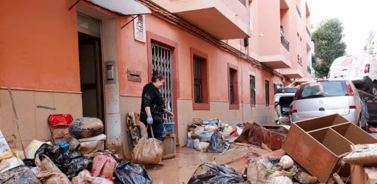 FOTOGRAFÍA. CATARROJA (VALENCIA) COMUNIDAD VALENCIANA (REINO DE ESPAÑA, 31 DE OCTUBRE DE 2024. Una mujer saca de su vivienda sus pertenencias tras las intensas lluvias caídas por la fuerte dana, este jueves en Catarroja. La Comunitat Valenciana intenta recuperarse de la peor dana del siglo en España, que ha dejado casi un centenar de muertos en esa región, además de un inmenso escenario de daños en carreteras, calles e infraestructuras de numerosas localidades. Efe