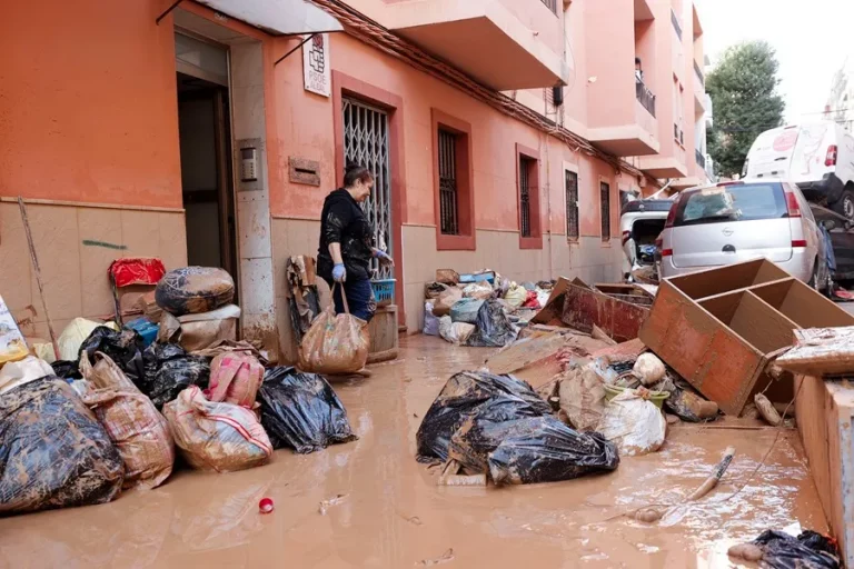 FOTOGRAFÍA. CATARROJA (VALENCIA) COMUNIDAD VALENCIANA (REINO DE ESPAÑA, 31 DE OCTUBRE DE 2024. Una mujer saca de su vivienda sus pertenencias tras las intensas lluvias caídas por la fuerte dana, este jueves en Catarroja. La Comunitat Valenciana intenta recuperarse de la peor dana del siglo en España, que ha dejado casi un centenar de muertos en esa región, además de un inmenso escenario de daños en carreteras, calles e infraestructuras de numerosas localidades. Efe