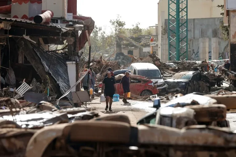 FOTOGRAFÍA. CATARROJA (VALENCIA) COMUNIDAD VALENCIANA (REINO DE ESPAÑA), 30 DE OCTUBRE DE 2024. Varias personas caminan entre el lodo acumulado este jueves en Catarroja. Una Depresión Aislada en Niveles Altos (DANA) tras fuertes lluvias torrenciales y golpear muy fuertemente al reino de España, con epicentro en la provincia de Valencia (Comunidad Valenciana) donde se ha registrado al 92 muertos y con menos dureza en la provincia de Málaga (Andalucía) y en la región de Castilla-La Mancha. La ciudadanía de la provincia ha recibido a primera hora de esta mañana de nuevo en sus móviles un mensaje del sistema Es-Alert para evitar cualquier tipo de desplazamiento por las carreteras de la provincia, muchas de cuales permanecen cortadas e impiden todavía acceder a las zonas más afectadas. Efe