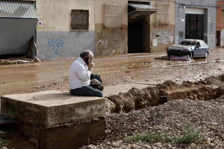 FOTOGRAFÍA. VALENCIA (COMUNIDAD VALENCIANA) REINO DE ESPAÑA, 30 DE OCTUBRE DE 2024. Una Depresión Aislada en Niveles Altos (DANA) tras fuertes lluvias torrenciales y golpear muy fuertemente al reino de España, con epicentro en la provincia de Valencia (Comunidad Valenciana) donde se ha registrado al 92 muertos y con menos dureza en la provincia de Málaga (Andalucía) y en la región de Castilla-La Mancha. La devastación de los efectos de la dana que arrasó este martes la provincia de Valencia deja decenas de personas fallecidas -70 contabilizadas hasta las 16.00 horas-, la angustia de quienes no pueden contactar con sus familiares desde ayer e imágenes desoladoras de la destrucción que han dejado a su paso las inundaciones. En medio de la tragedia, que ha llevado a activar el protocolo de Múltiples Víctimas para identificar a los fallecidos, las autoridades combaten este miércoles un "nuevo enemigo": los bulos que alertan de supuestas evacuaciones, desbordamientos o la caída del 112, que interrumpen la labor de los servicios de emergencias. La ciudadanía de la provincia ha recibido a primera hora de esta mañana de nuevo en sus móviles un mensaje del sistema Es-Alert para evitar cualquier tipo de desplazamiento por las carreteras de la provincia, muchas de cuales permanecen cortadas e impiden todavía acceder a las zonas más afectadas. Efe