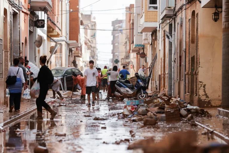 FOTOGRAFÍA. VALENCIA (COMUNIDAD VALENCIANA) REINO DE ESPAÑA, 30 DE OCTUBRE DE 2024. Una Depresión Aislada en Niveles Altos (DANA) tras fuertes lluvias torrenciales y golpear muy fuertemente al reino de España, con epicentro en la provincia de Valencia (Comunidad Valenciana) donde se ha registrado al 92 muertos y con menos dureza en la provincia de Málaga (Andalucía) y en la región de Castilla-La Mancha. La devastación de los efectos de la dana que arrasó este martes la provincia de Valencia deja decenas de personas fallecidas -70 contabilizadas hasta las 16.00 horas-, la angustia de quienes no pueden contactar con sus familiares desde ayer e imágenes desoladoras de la destrucción que han dejado a su paso las inundaciones. En medio de la tragedia, que ha llevado a activar el protocolo de Múltiples Víctimas para identificar a los fallecidos, las autoridades combaten este miércoles un "nuevo enemigo": los bulos que alertan de supuestas evacuaciones, desbordamientos o la caída del 112, que interrumpen la labor de los servicios de emergencias. La ciudadanía de la provincia ha recibido a primera hora de esta mañana de nuevo en sus móviles un mensaje del sistema Es-Alert para evitar cualquier tipo de desplazamiento por las carreteras de la provincia, muchas de cuales permanecen cortadas e impiden todavía acceder a las zonas más afectadas. Efe
