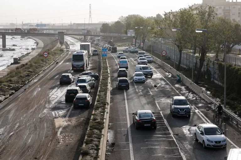 FOTOGRAFÍA. LA TORRE (VALENCIA) COMUNIDAD VALENCIANA (REINO DE ESPAÑA), 30 DE OCTUBRE DE 2024. Varios coches circulan entre los vehículos afectados por la dana en la V30 a la altura de La Torre, una pedanía de la ciudad de Valencia perteneciente al distrito de los Poblados del Sur. Contaba con 4.878 habitantes censados en el año 2022 según el ayuntamiento de Valencia. Una Depresión Aislada en Niveles Altos (DANA) tras fuertes lluvias torrenciales y golpear muy fuertemente al reino de España, con epicentro en la provincia de Valencia (Comunidad Valenciana) donde se ha registrado al 92 muertos y con menos dureza en la provincia de Málaga (Andalucía) y en la región de Castilla-La Mancha. La ciudadanía de la provincia ha recibido a primera hora de esta mañana de nuevo en sus móviles un mensaje del sistema Es-Alert para evitar cualquier tipo de desplazamiento por las carreteras de la provincia, muchas de cuales permanecen cortadas e impiden todavía acceder a las zonas más afectadas. Efe