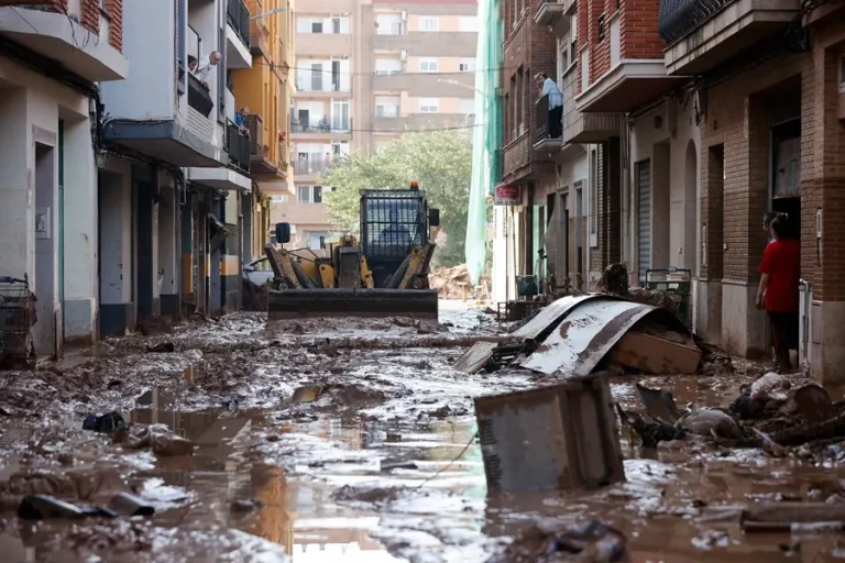 FOTOGRAFÍA. CATARROJA (VALENCIA) COMUNIDAD VALENCIANA (REINO DE ESPAÑA, 31 DE OCTUBRE DE 2024. Una máquina retira el lodo acumulado en las calles tras las intensas lluvias caídas por la fuerte dana, este jueves en Catarroja. La Comunitat Valenciana intenta recuperarse de la peor dana del siglo en España, que ha dejado casi un centenar de muertos en esa región, además de un inmenso escenario de daños en carreteras, calles e infraestructuras de numerosas localidades. Efe
