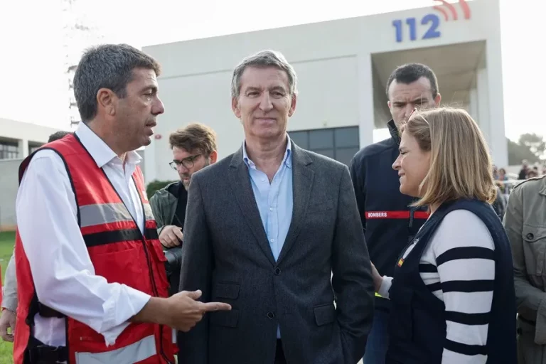 FOTOGRAFÍA. VALENCIA (COMUNIDAD VALENCIANA) REINO DE ESPAÑA, 31 DE OCTUBRE DE 2024. El presidente del Partido Popular (PP), Alberto Núñez Feijóo (2i). Una Depresión Aislada en Niveles Altos (DANA) tras fuertes lluvias torrenciales y golpear muy fuertemente al reino de España, con epicentro en la provincia de Valencia (Comunidad Valenciana) donde se ha registrado al 92 muertos y con menos dureza en la provincia de Málaga (Andalucía) y en la región de Castilla-La Mancha. La ciudadanía de la provincia ha recibido a primera hora de esta mañana de nuevo en sus móviles un mensaje del sistema Es-Alert para evitar cualquier tipo de desplazamiento por las carreteras de la provincia, muchas de cuales permanecen cortadas e impiden todavía acceder a las zonas más afectadas. Efe