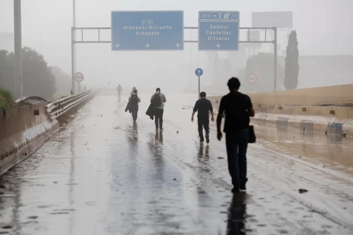 FOTOGRAFÍA. VALENCIA (COMUNIDAD VALENCIANA) REINO DE ESPAÑA, 30 DE OCTUBRE DE 2024. Una Depresión Aislada en Niveles Altos (DANA) tras fuertes lluvias torrenciales y golpear muy fuertemente al reino de España, con epicentro en la provincia de Valencia (Comunidad Valenciana) donde se ha registrado al 92 muertos y con menos dureza en la provincia de Málaga (Andalucía) y en la región de Castilla-La Mancha. La devastación de los efectos de la dana que arrasó este martes la provincia de Valencia deja decenas de personas fallecidas -70 contabilizadas hasta las 16.00 horas-, la angustia de quienes no pueden contactar con sus familiares desde ayer e imágenes desoladoras de la destrucción que han dejado a su paso las inundaciones. En medio de la tragedia, que ha llevado a activar el protocolo de Múltiples Víctimas para identificar a los fallecidos, las autoridades combaten este miércoles un "nuevo enemigo": los bulos que alertan de supuestas evacuaciones, desbordamientos o la caída del 112, que interrumpen la labor de los servicios de emergencias. La ciudadanía de la provincia ha recibido a primera hora de esta mañana de nuevo en sus móviles un mensaje del sistema Es-Alert para evitar cualquier tipo de desplazamiento por las carreteras de la provincia, muchas de cuales permanecen cortadas e impiden todavía acceder a las zonas más afectadas. Efe